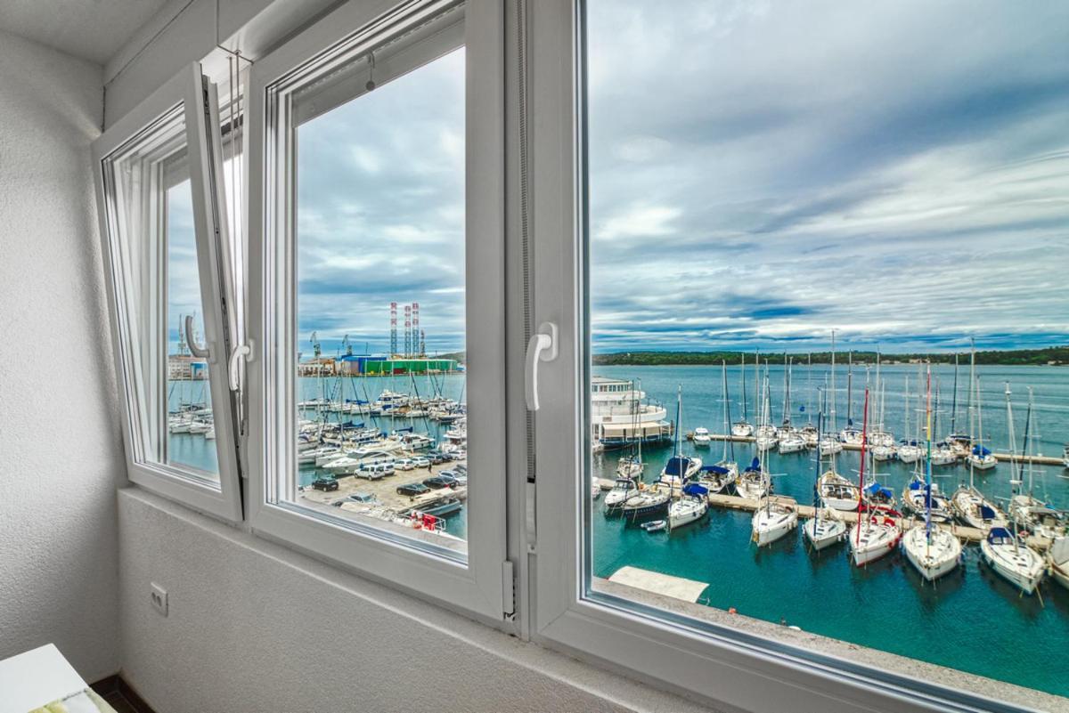 Apartment Marina With Sea View プーラ エクステリア 写真